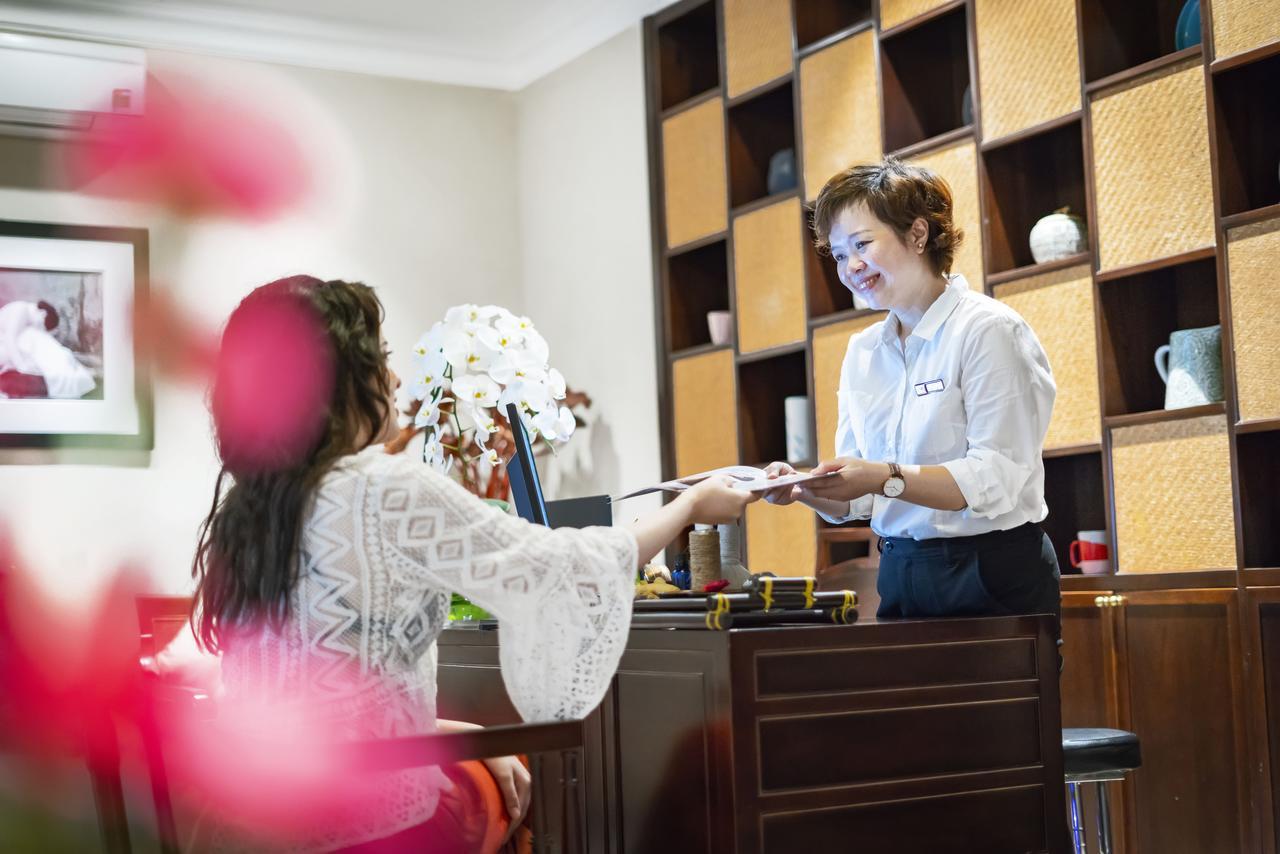 فندق وسبا ليتل ريفر سايد هوي آن – إيه ليتل بوتيك لوكس هوي ان المظهر الخارجي الصورة A guest checking in at the hotel